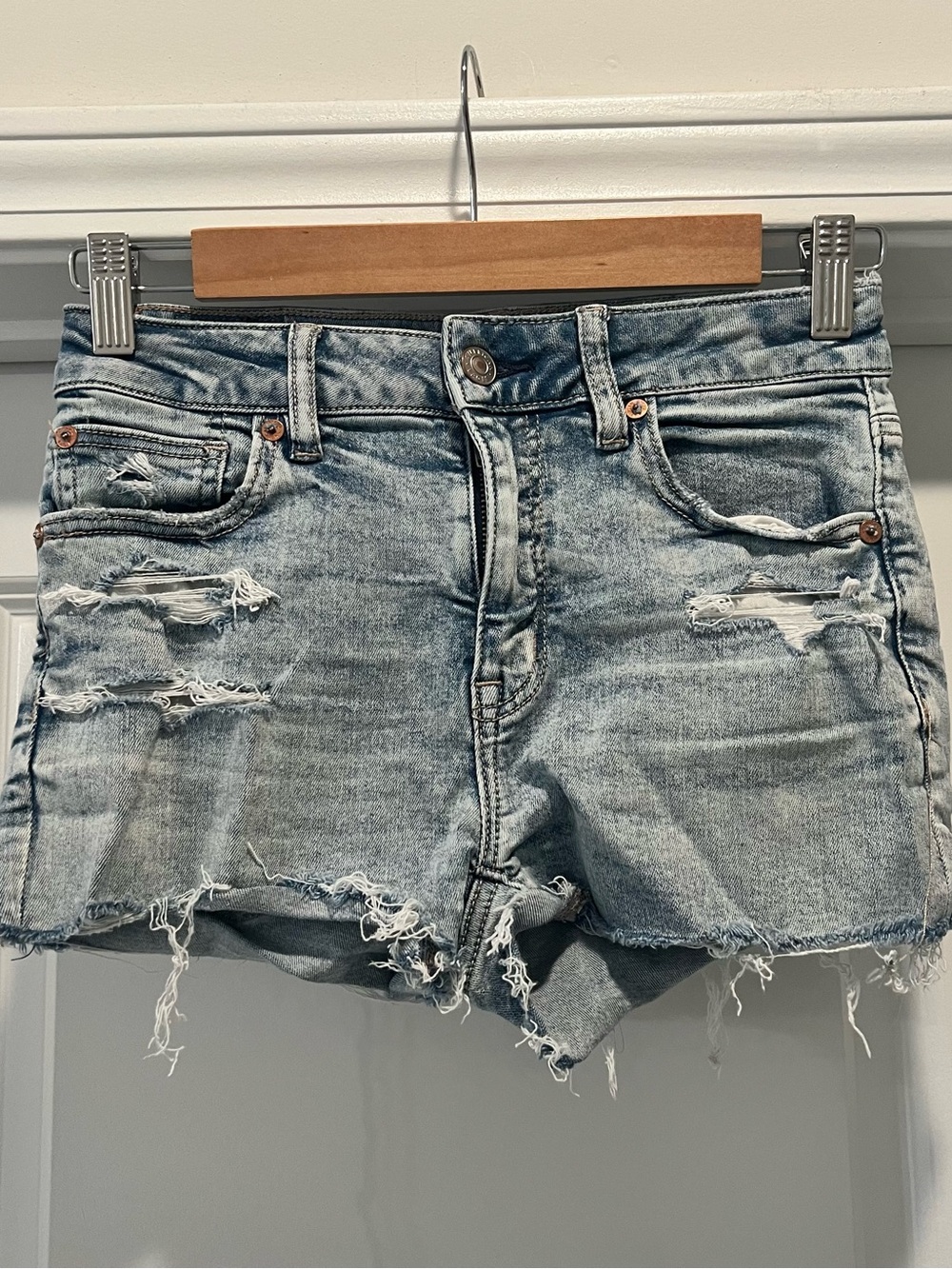 American Eagle Size 00 Distressed Light Wash Denim Women's Shorts